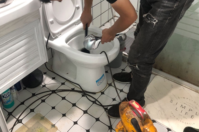 广饶马桶堵塞自己疏通还是找师傅？专业上门服务让你省时更省心